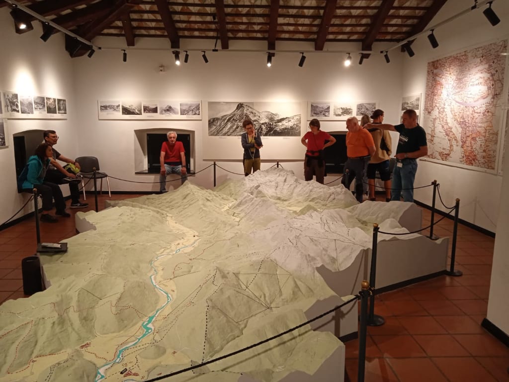 Gruppo di escursionisti in visita a un sito archeologico, viaggi organizzati con guida GAE